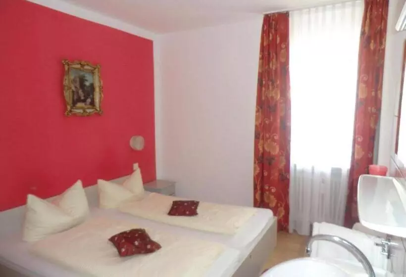 Standard 3 Bett Zimmer Geteiltes Bad, Pension Haydn