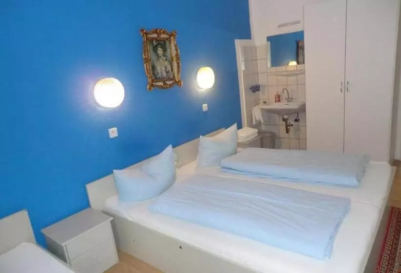 Standard 3 Bett Zimmer Geteiltes Bad, Pension Haydn