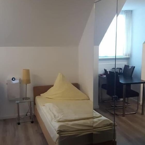 标准单人间, Central