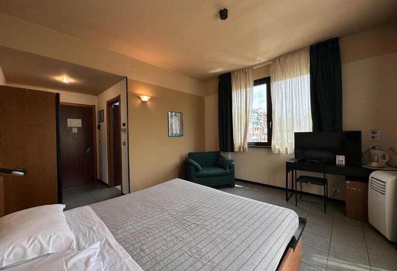 标准三人间, Griselda