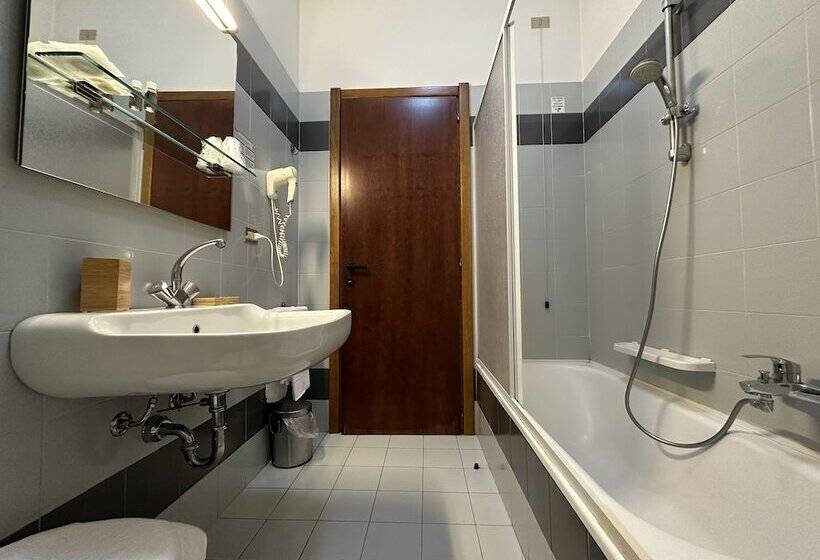 标准三人间, Griselda