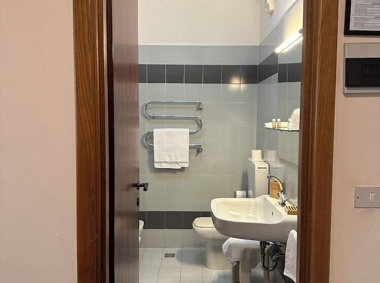 标准三人间, Griselda