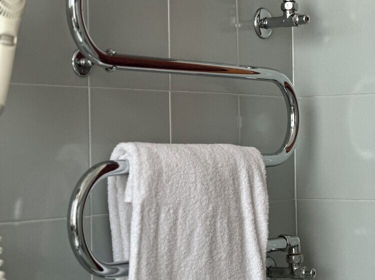 标准三人间, Griselda