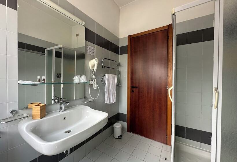 标准三人间, Griselda