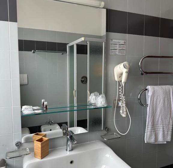 标准三人间, Griselda