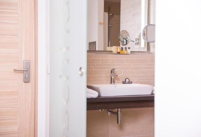 Номер Стандарт Индивидуальный, Heiner S Park