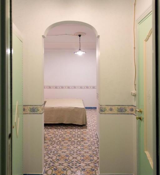 غرفة أساسية ثلاثية, Fico D India Relais