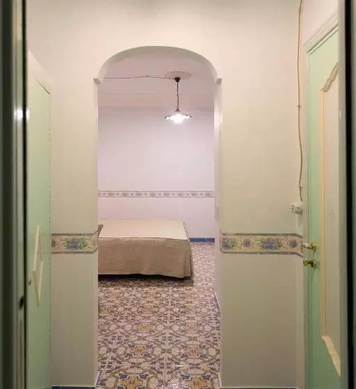 اتاق ساده سه‌ نفره, Fico D India Relais