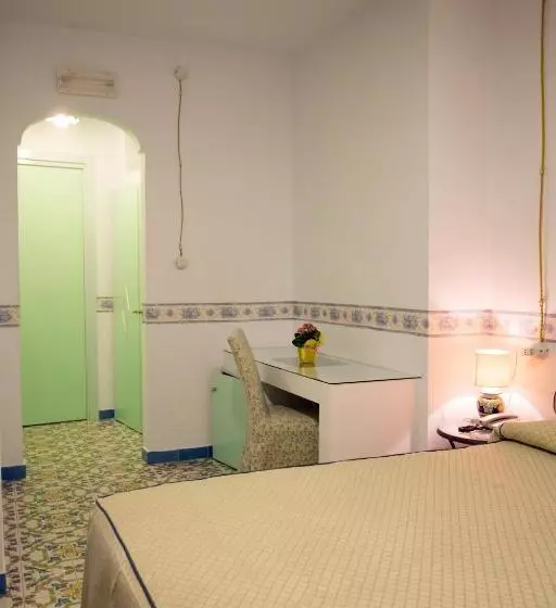 اتاق ساده سه‌ نفره, Fico D India Relais
