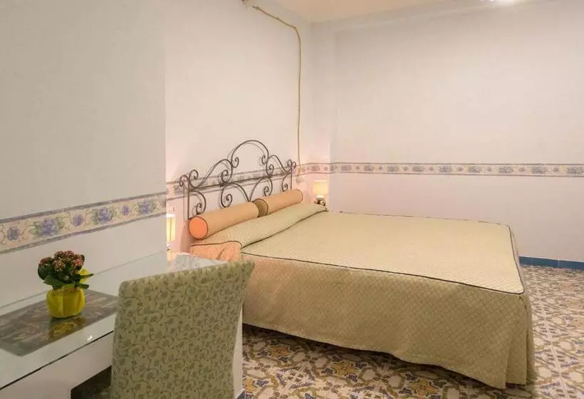 اتاق ساده سه‌ نفره, Fico D India Relais