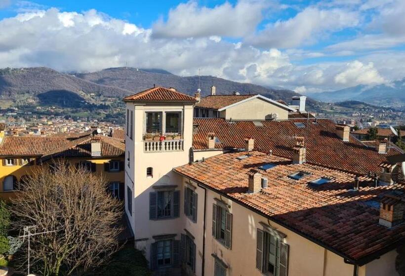 Family Room, Piazza Vecchia