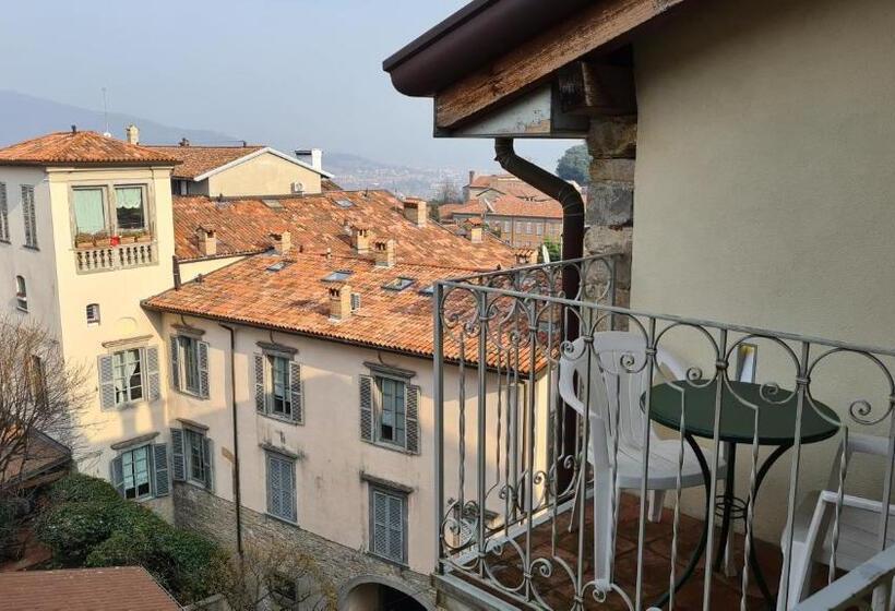 Family Room, Piazza Vecchia