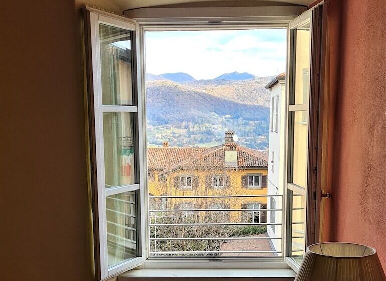 Family Room, Piazza Vecchia