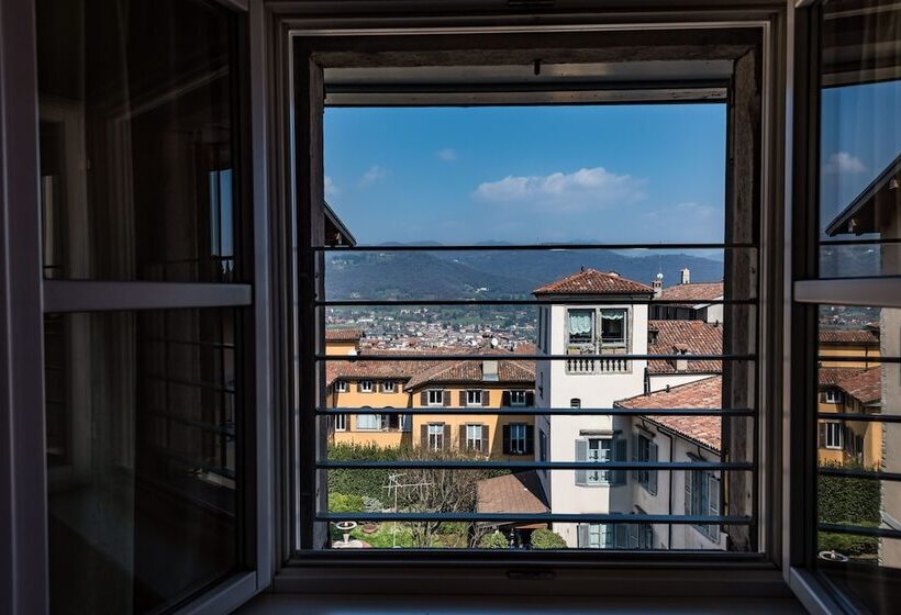 Family Room, Piazza Vecchia