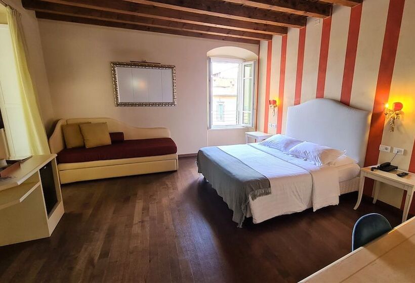 Family Room, Piazza Vecchia