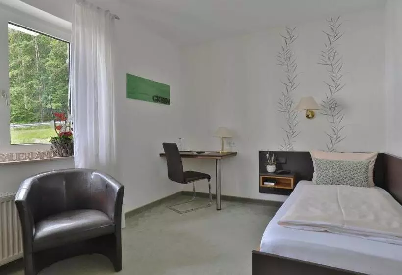 Standard Yhden Hengen Huone, Luckai Hotel & Restaurant Inhaber Dennis Burmann