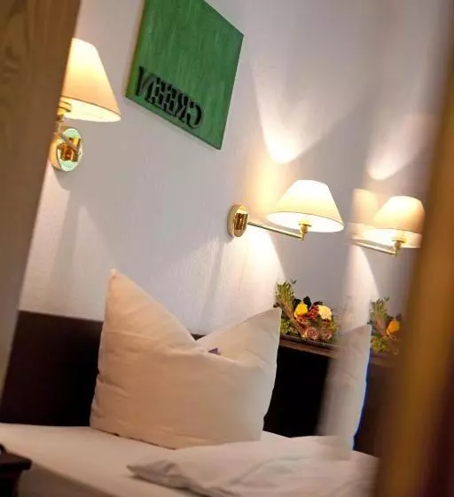 Standard Yhden Hengen Huone, Luckai Hotel & Restaurant Inhaber Dennis Burmann
