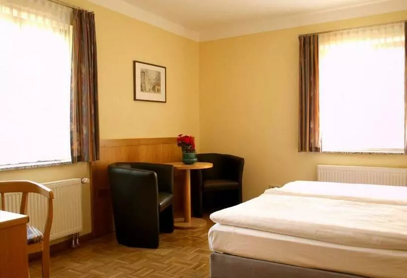 Standard Room, Dom Eck