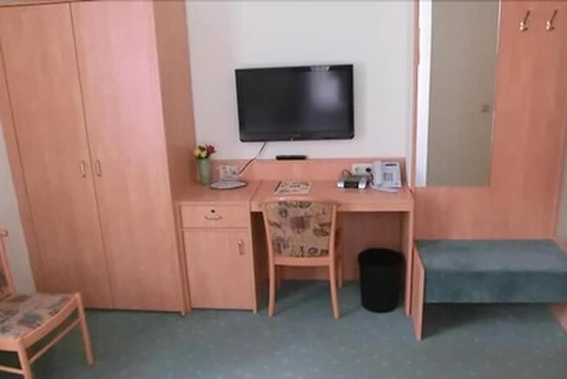 غرفة قياسية ثلاثية, Garni Am Schlosspark