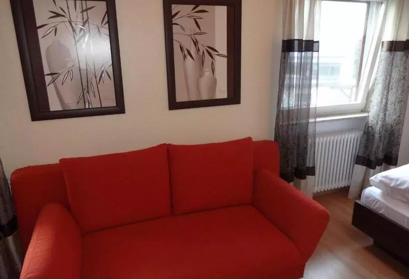Quarto Familiar, Ricci