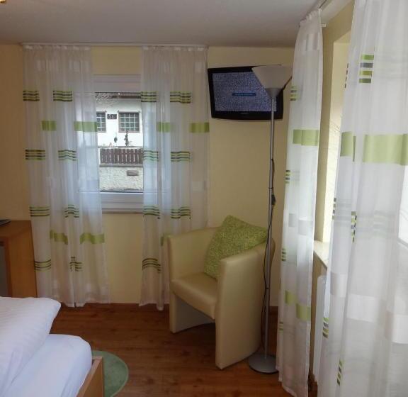 جناح جونيور, Ricci