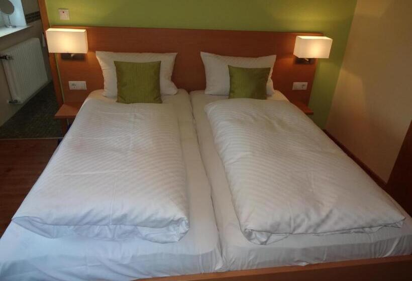 جناح جونيور, Ricci