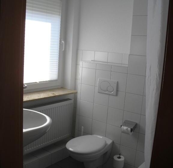 标准单人间, Boardingroom