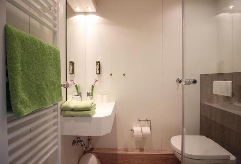 חדר בסיסי, An Der Persiluhr Stadt Gut