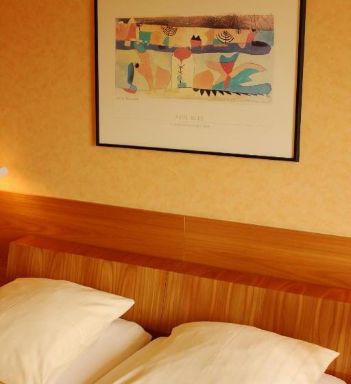 חדר משפחתי, An Der Persiluhr Stadt Gut