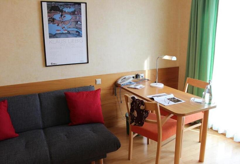 חדר משפחתי, An Der Persiluhr Stadt Gut