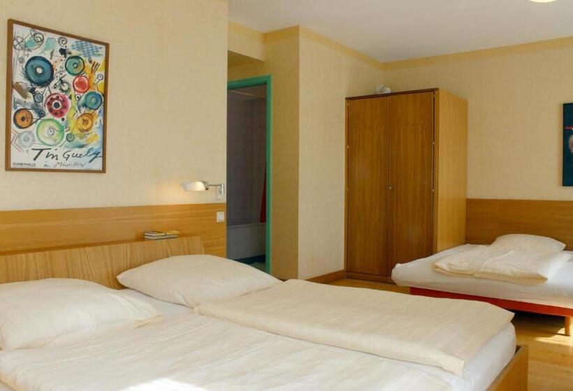 חדר משפחתי, An Der Persiluhr Stadt Gut