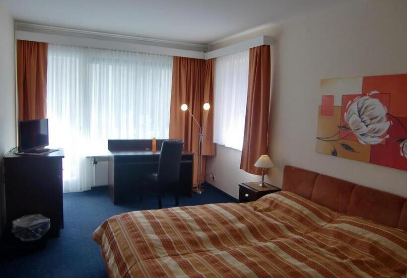 标准三人间, Grainauer Hof