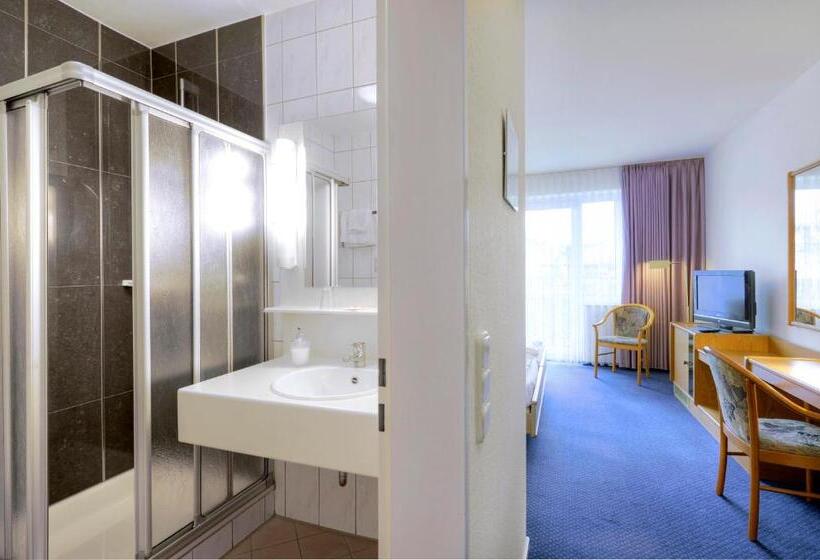 חדר משפחתי, Zur Prinzenbrucke