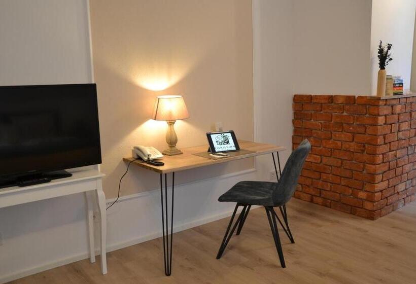 컴포트 룸, Christian Garten