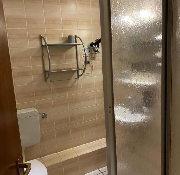 이코노미 룸, Das Kleine Land