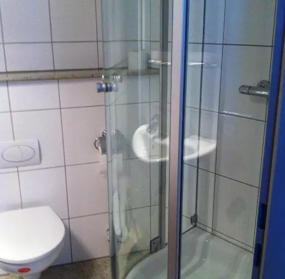 Standard Yhden Hengen Huone, Zum Bügeleisen