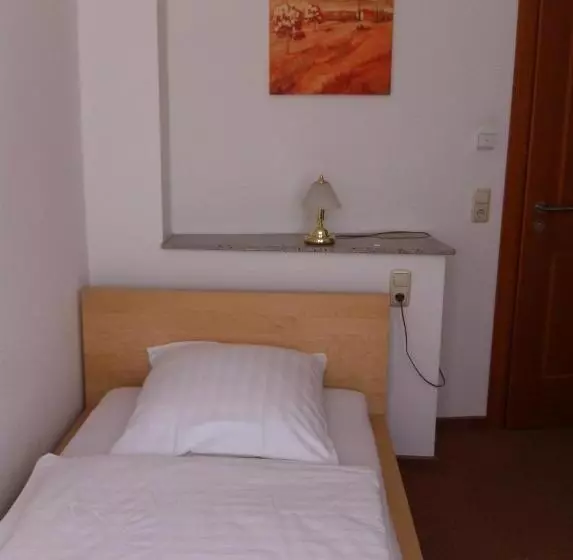 Standard Yhden Hengen Huone, Zum Bügeleisen