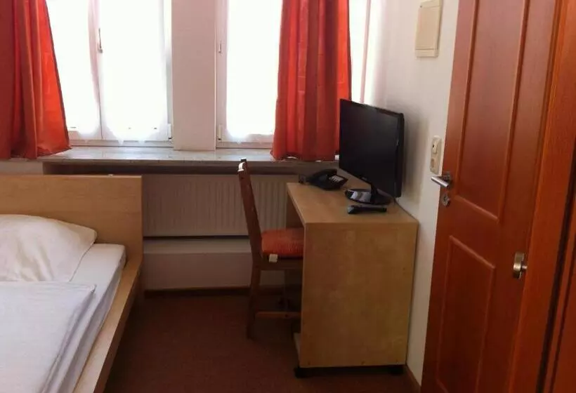 Standard Yhden Hengen Huone, Zum Bügeleisen