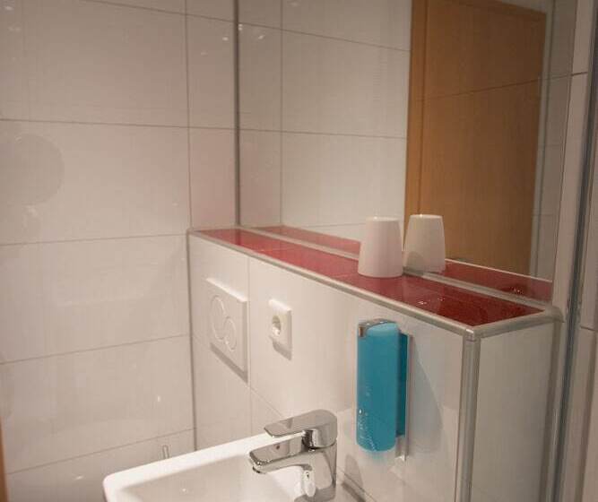 اتاق راحتی یک تخته, Motel 44