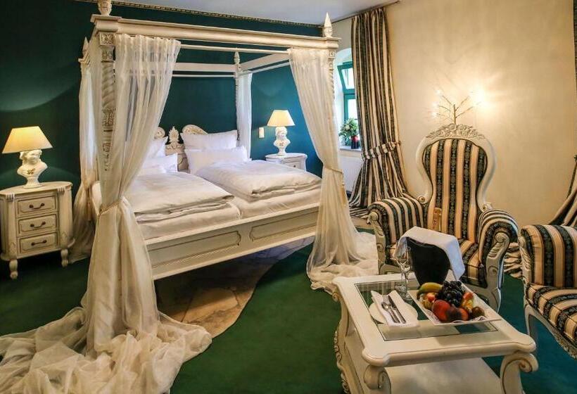 주니어 스위트, Backstage