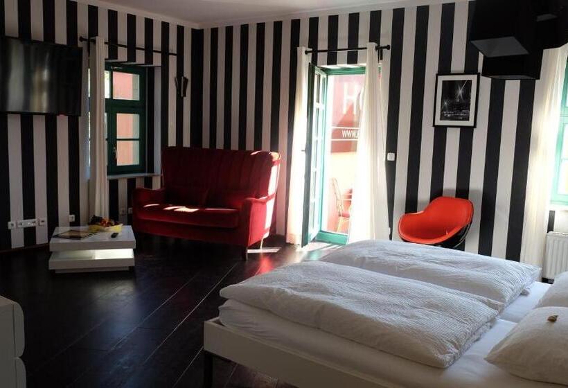 주니어 스위트, Backstage