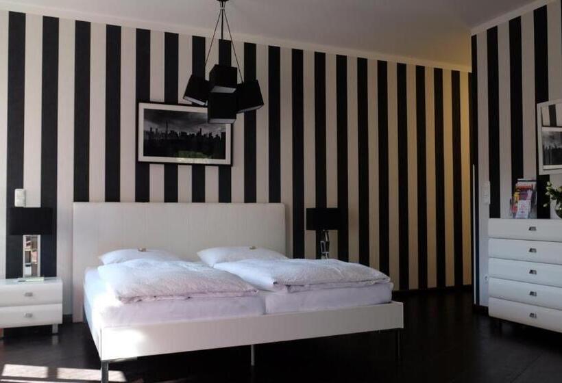 주니어 스위트, Backstage