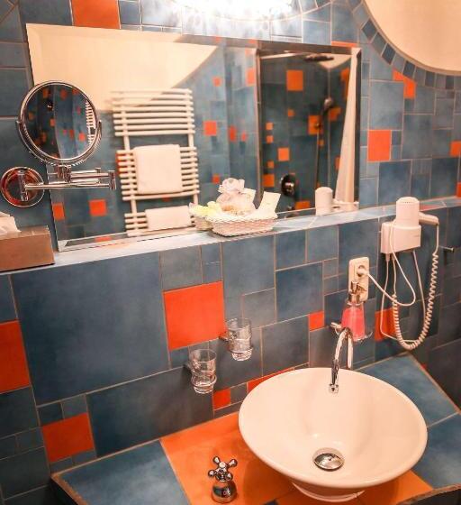 주니어 스위트, Backstage