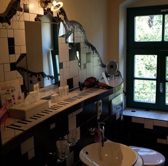 주니어 스위트, Backstage