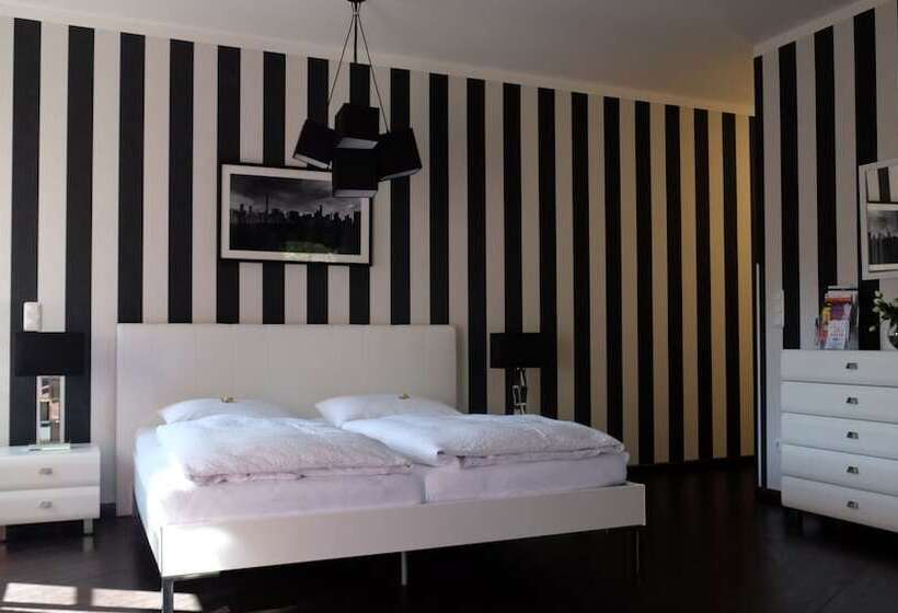 주니어 스위트, Backstage