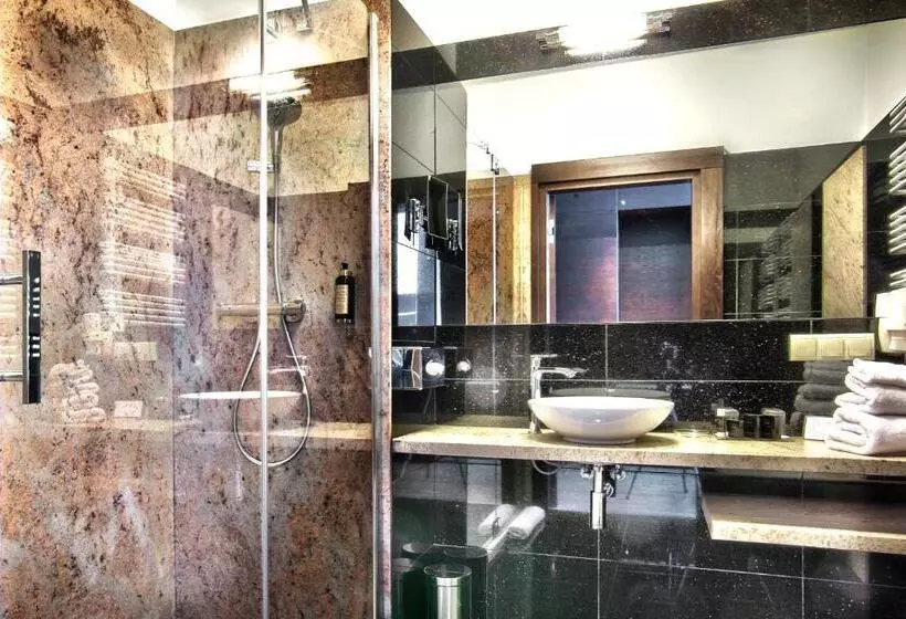 اتاق لوکس سه تخته, Boutiquehotel Aristo