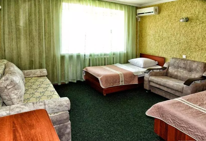 Standard Kolmen Hengen Huone, Green City