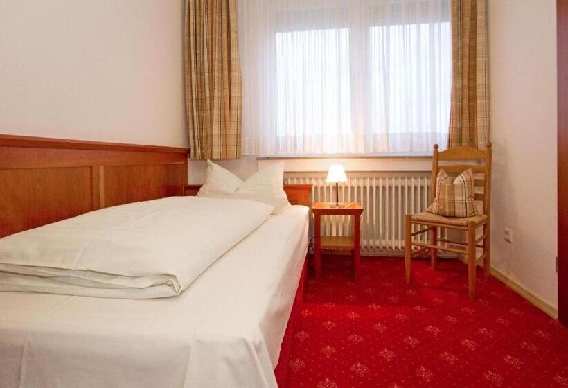 اتاق استاندارد یک نفره, Mennicken