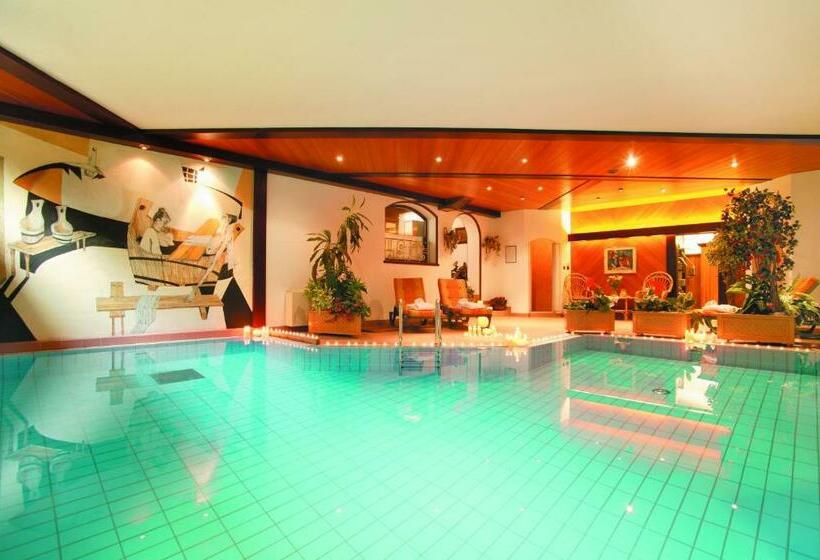 غرفة قياسية مزوَّدة بشُرفة, Tschurtschenthaler