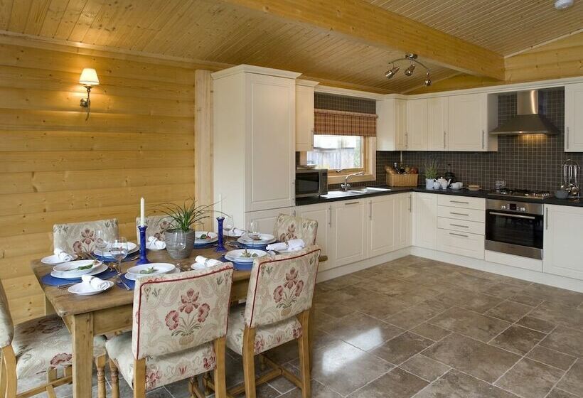 شقة ديلوكس غرفة واحدة, Cherbridge Lodges Riverside Lodges Short Lets